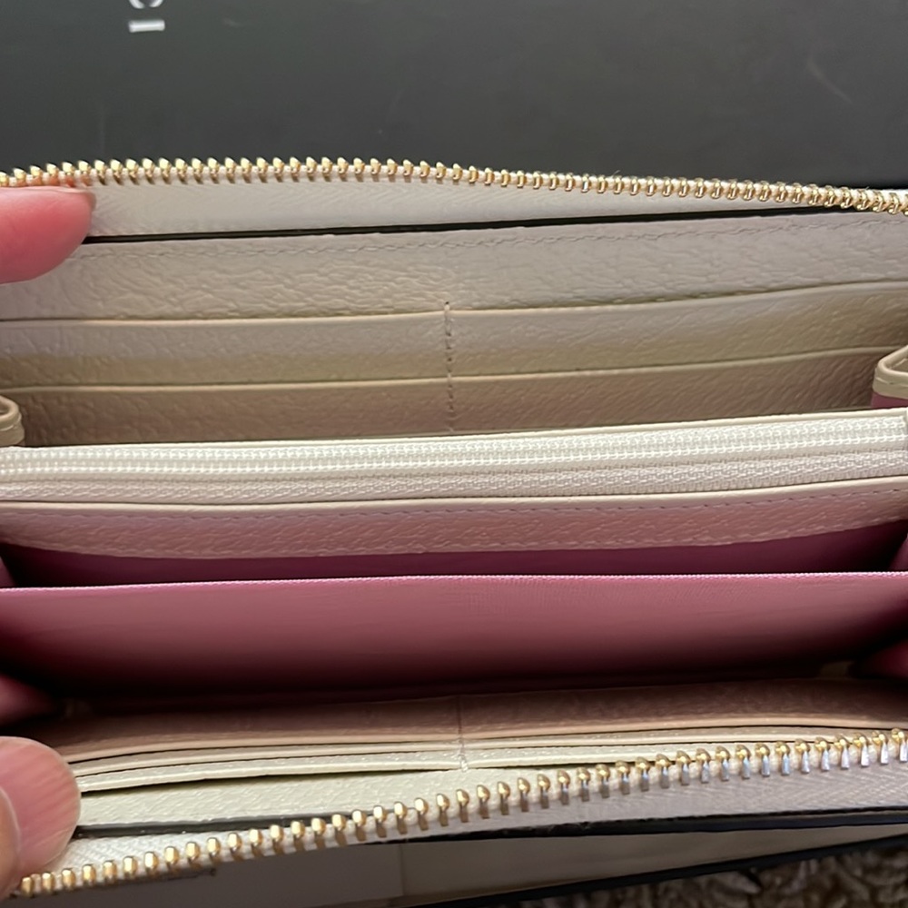 Like New Rare Gucci Berry Strawberry Cherry Interlocking GG Long Zip Wallet - Picture 3 of 11